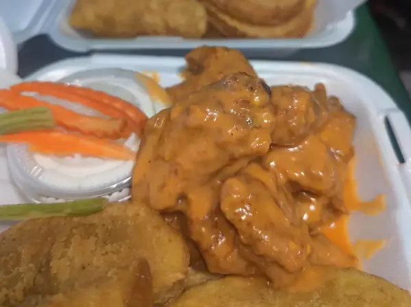 Boneless bañados en salsa cheddar con papas gajo, zanahoria y aderezo