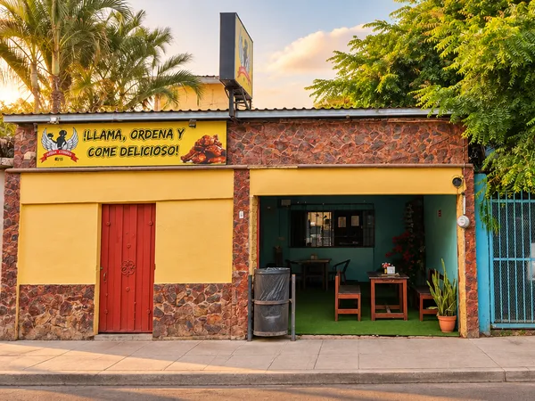 Fachada de Miss Alitas Barrio Arriba